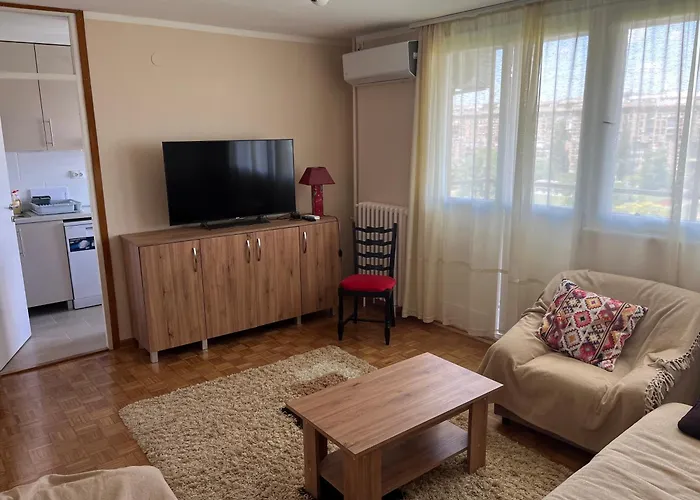 Comfort & Style Panoramic Urban Retreat